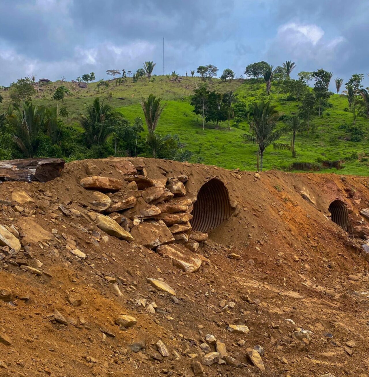 Melhorias na RO-135 são realizadas pelo governo de RO no Igarapé Forquilha, em Ouro Preto do Oeste