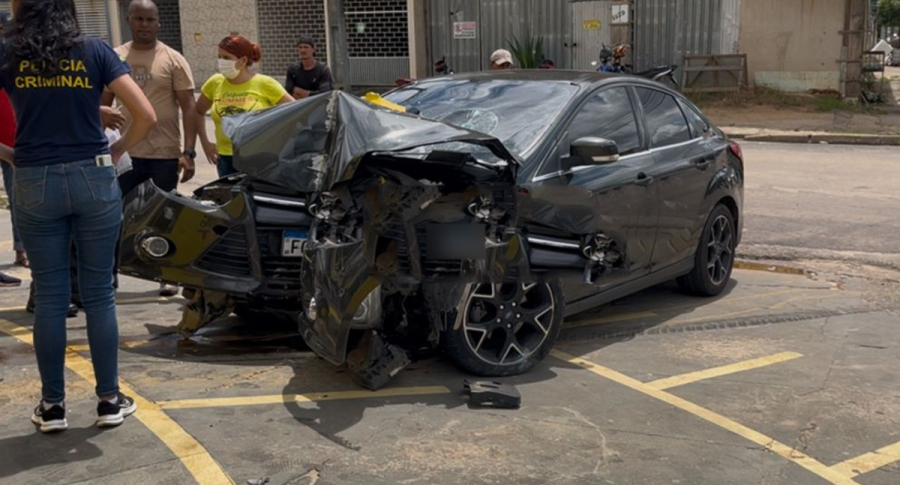 Grave acidente entre carro e motoneta deixa feridos e causa danos em academia