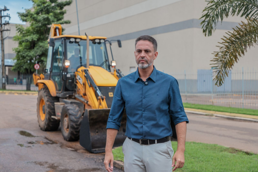 Prefeito Léo retira canteiro central ao lado do shopping em disputa que vem desde seu mandato como deputado federal